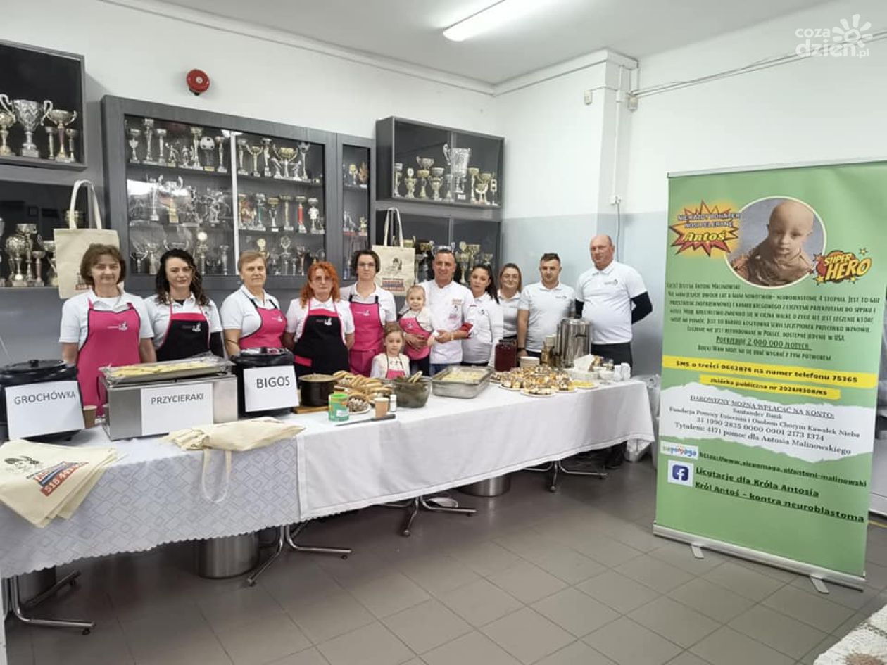 Ciechanów: Zebrali niemal 19 tys. zł dla chorego Antosia