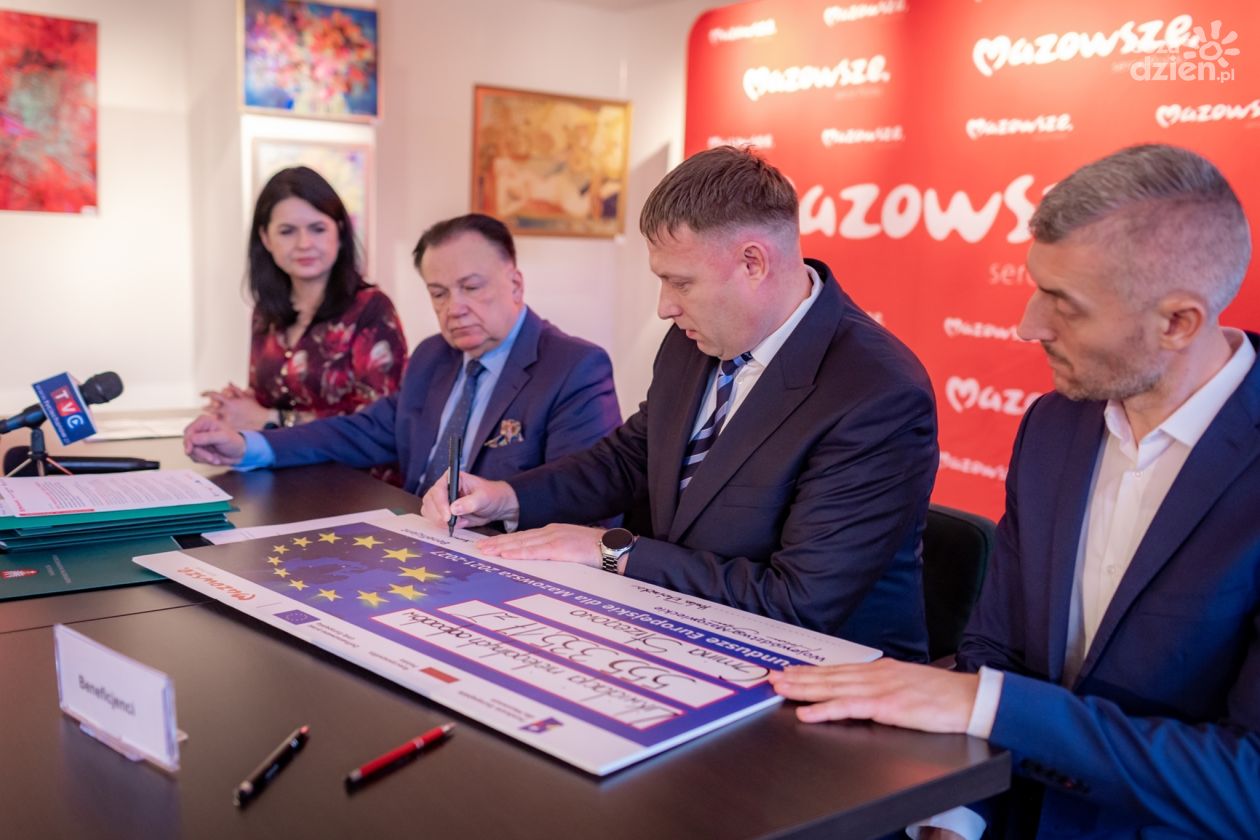 Most, przedszkola i boisko – Sejmik Mazowsza i UE pomagają!