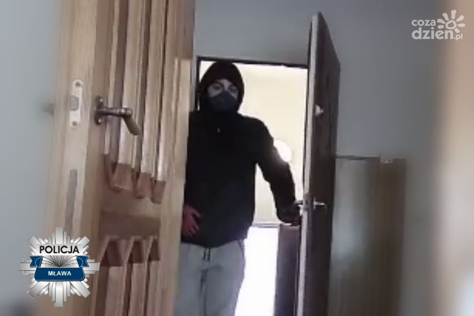 Włamanie na osiedlu domów jednorodzinnych w Mławie - złodziej nagrany kamerą