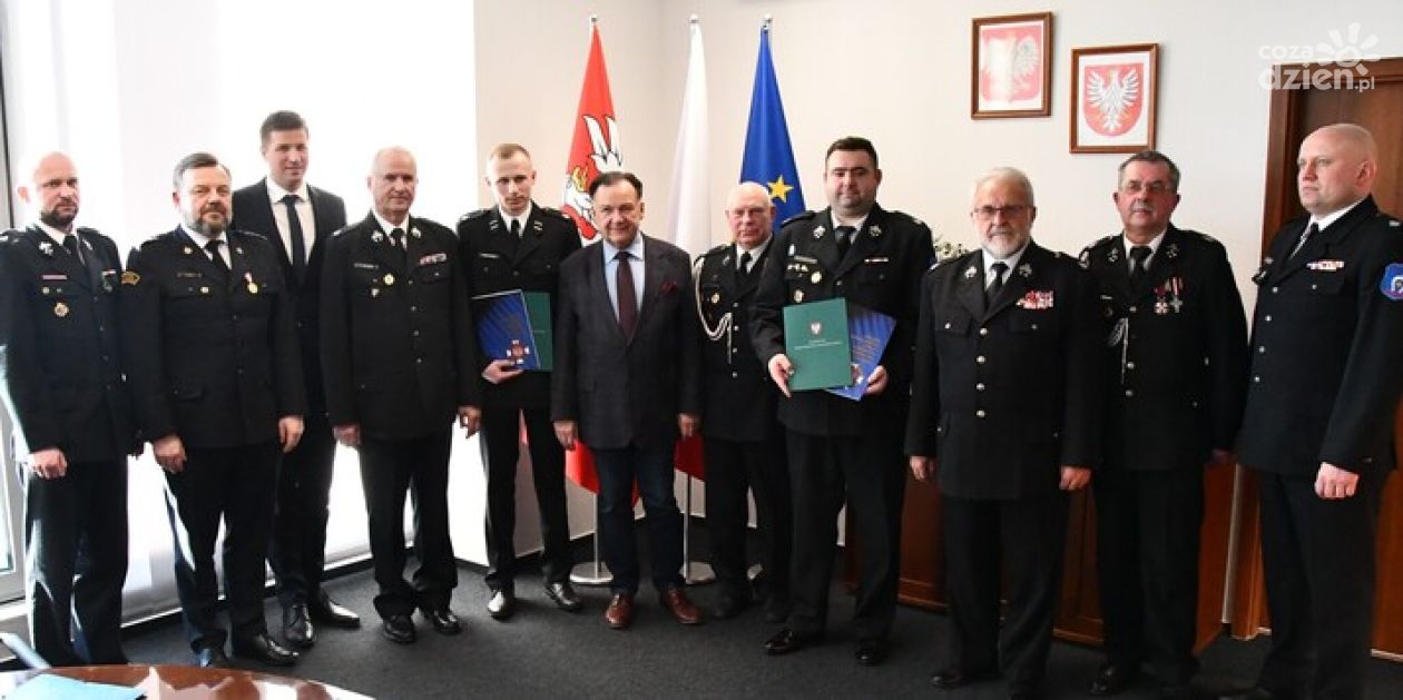 Marszałek nagrodził strażaków