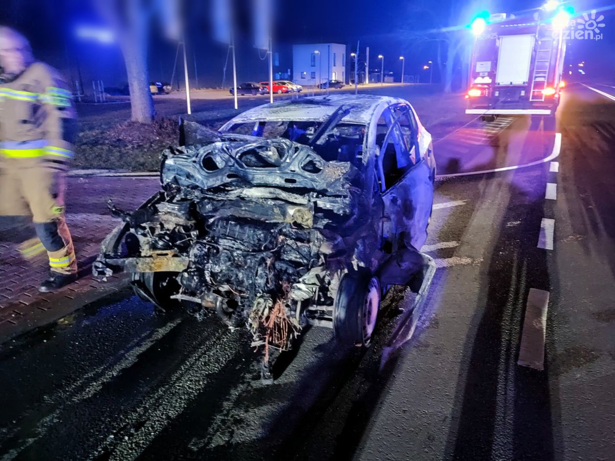 Uderzył w TIR-a i auto stanęło w płomieniach