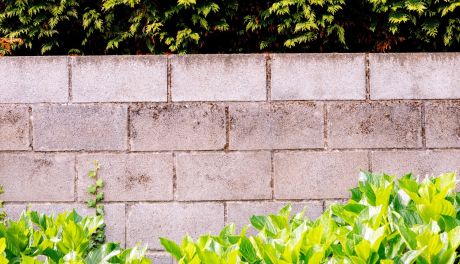 Ogrodzenia z bloczków łupanych: piękno naturalnego kamienia
