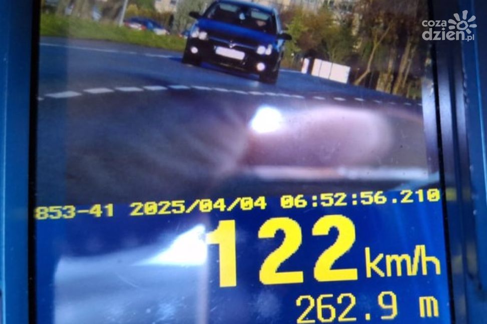26-latek z powiatu płockiego pędził 122 km/h w terenie zabudowanym. Mandat, punkty karne i utrata prawa jazdy to skutki jego jazdy