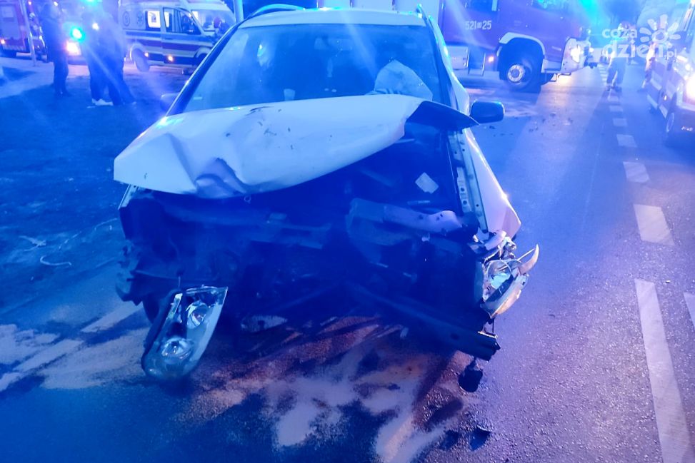 Wypadek w Mławie: 18-latka wymusiła pierwszeństwo – ranna kobieta trafiła do szpitala