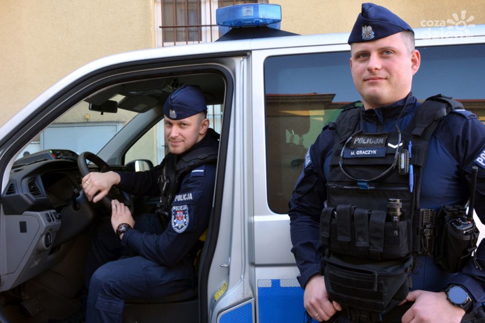 Dramatyczna interwencja na wiadukcie. Policjanci uratowali życie młodego mężczyzny