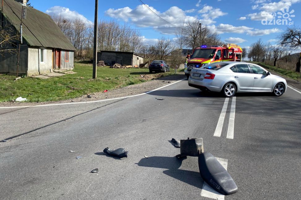 Groźny wypadek na W615 Mława-Ciechanów: Motorowerzysta wjechał pod Mercedesa. Dwie osoby w szpitalu