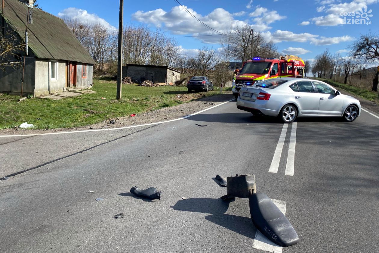 Wjechał motorowerem pod auto