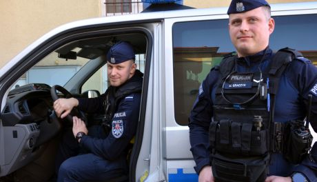 Dramatyczna interwencja na wiadukcie. Policjanci uratowali życie młodego mężczyzny