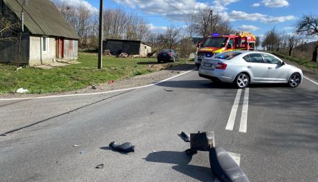Groźny wypadek na W615 Mława-Ciechanów: Motorowerzysta wjechał pod Mercedesa. Dwie osoby w szpitalu