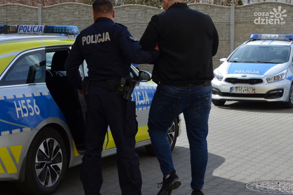 Zatrzymany z kilogramem amfetaminy i bronią. Recydywista wpadł w Szydłowie