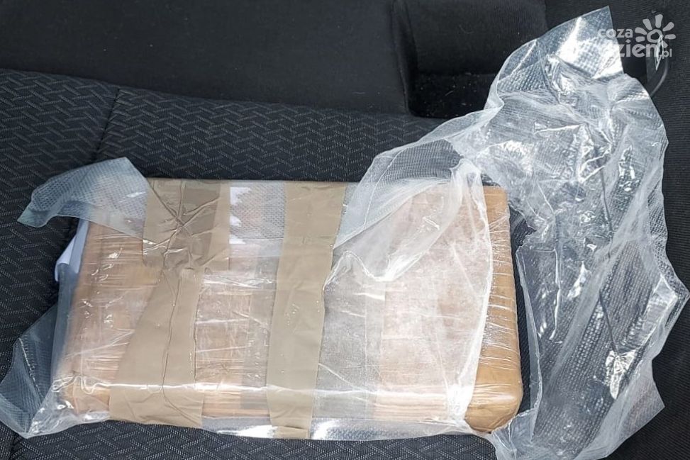 Recydywista zatrzymany w Szydłowie. W aucie miał broń i narkotyki