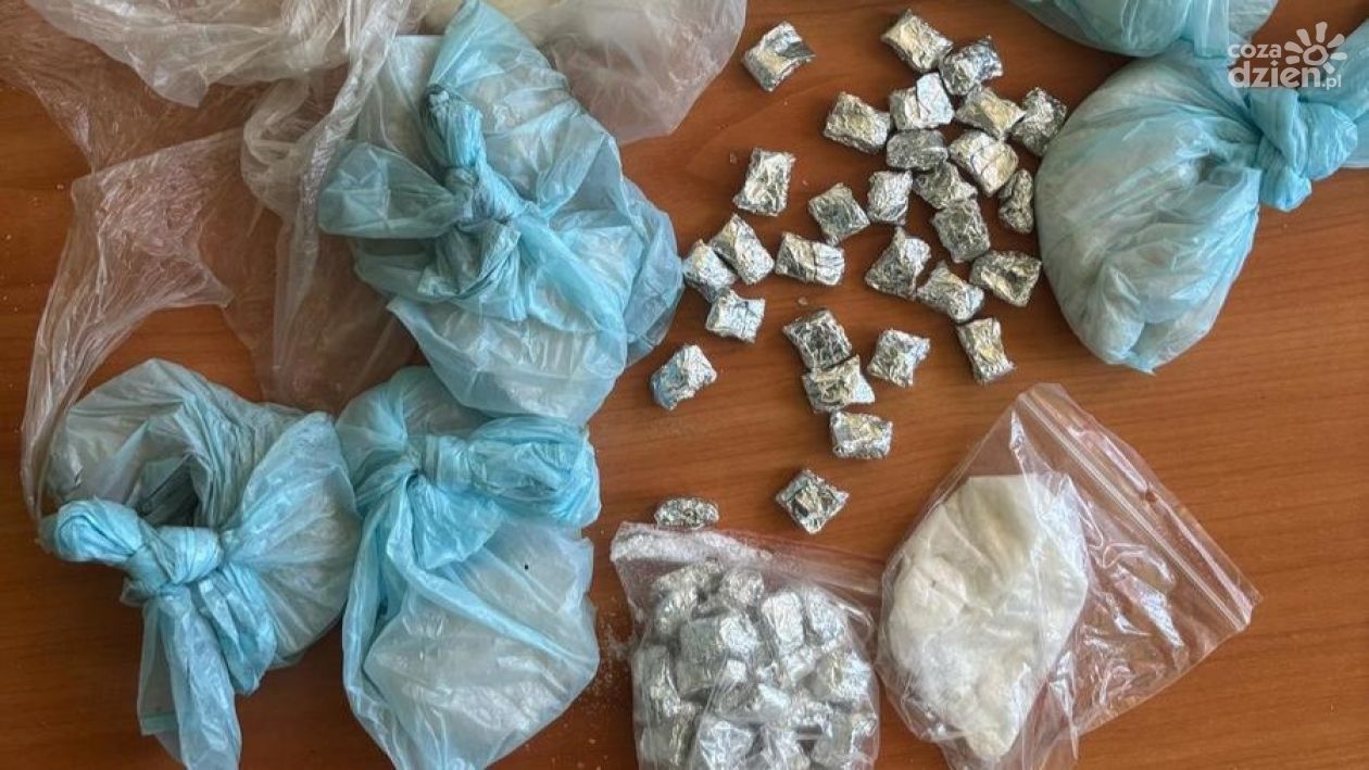 Narkotyki w piwnicy – policja zatrzymuje podejrzanych