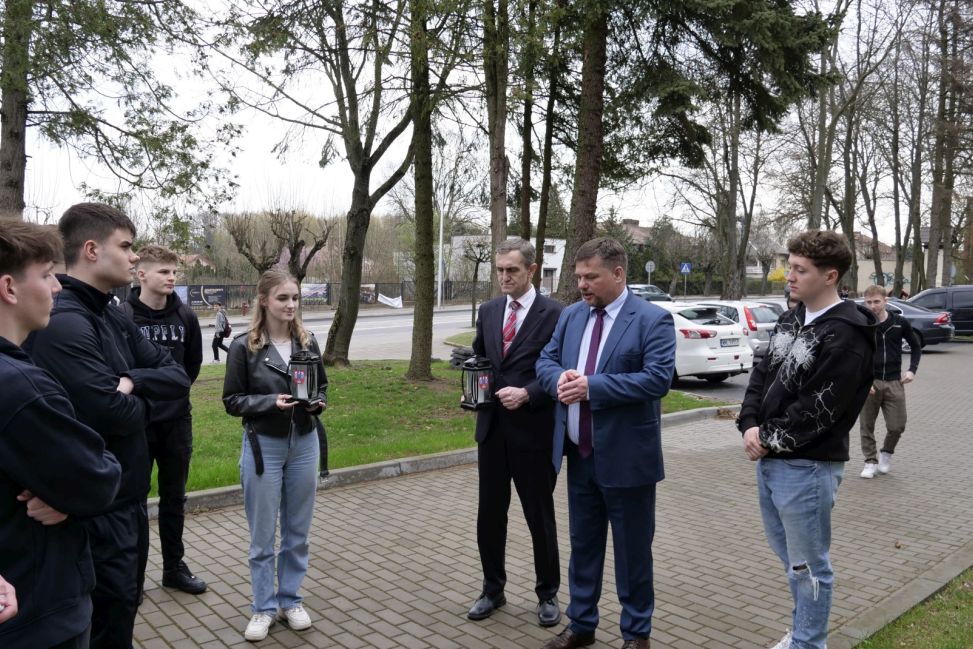 Młodzież Mławy Pamięta o Bohaterach Katynia. Symboliczna Lekcja Historii przy Dębach Pamięci