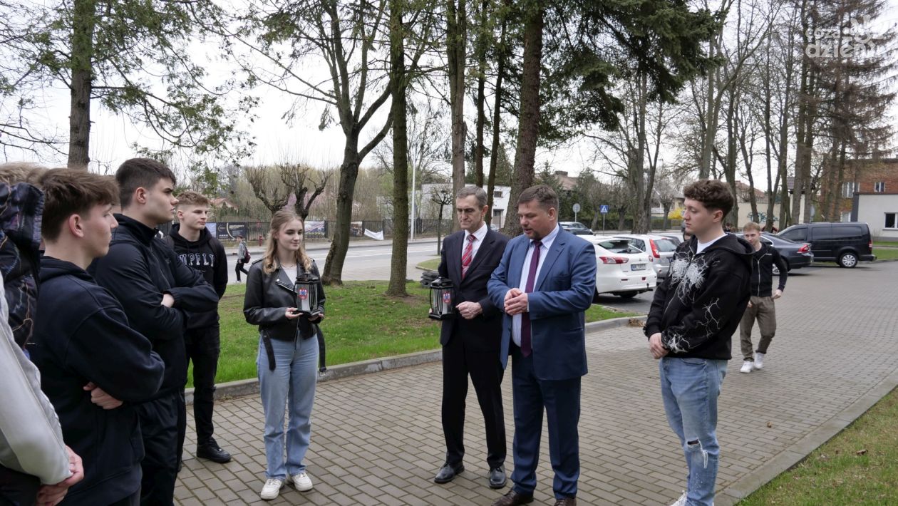 Wzruszająca lekcja historii przy Dębach Pamięci