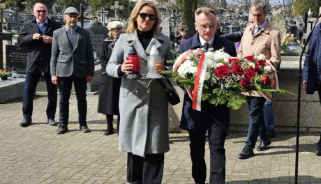 Mława pamięta Katyń. Uroczyste obchody 85. rocznicy zbrodni na cmentarzu