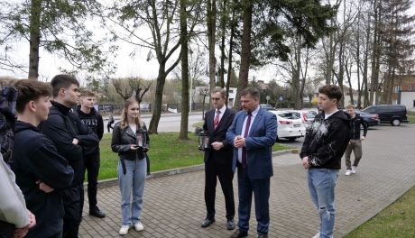 Młodzież Mławy Pamięta o Bohaterach Katynia. Symboliczna Lekcja Historii przy Dębach Pamięci
