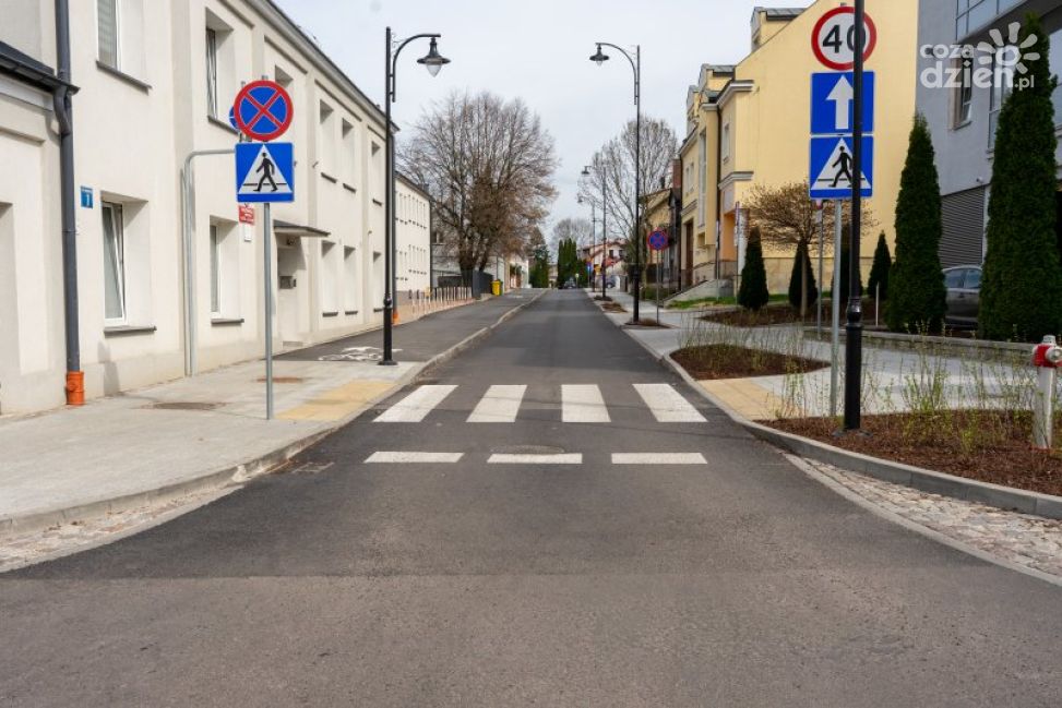 Koniec przebudowy ulic Nadrzecznej i Dolnej - centrum Ciechanowa pięknieje