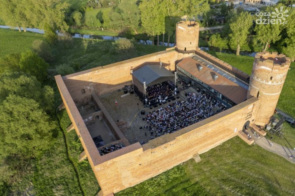 Kayah rozgrzeje Ciechanów w Dniu Flagi! Bezpłatny koncert na dziedzińcu zamku