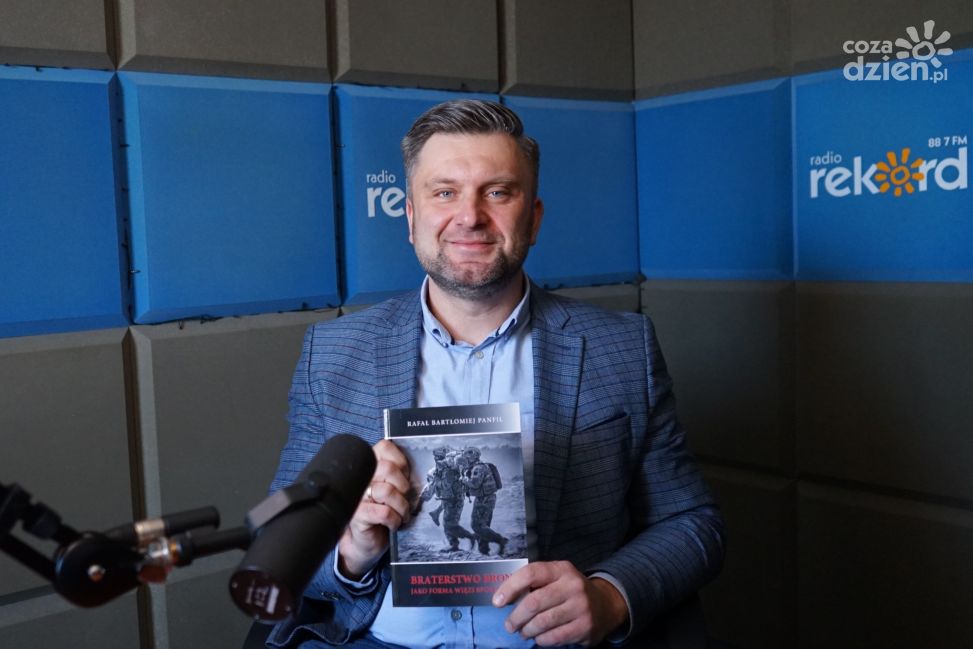 Weterani, braterstwo broni i życie po misji – debata i badania dr. Rafała Panfila